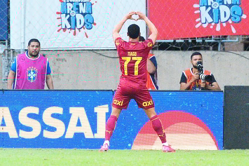 Tiago comemora gol contra o Ceará (Foto: Walmir Cirne/AGIF)