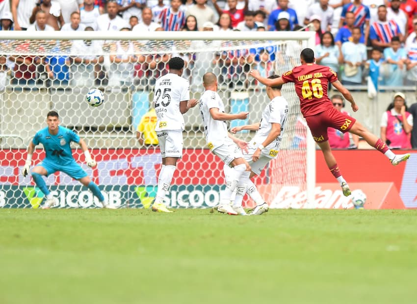 Juba acerto lindo chute e faz o primeiro gol do Bahia contra o Santos (Foto: Jhony Pinho/AGIF)