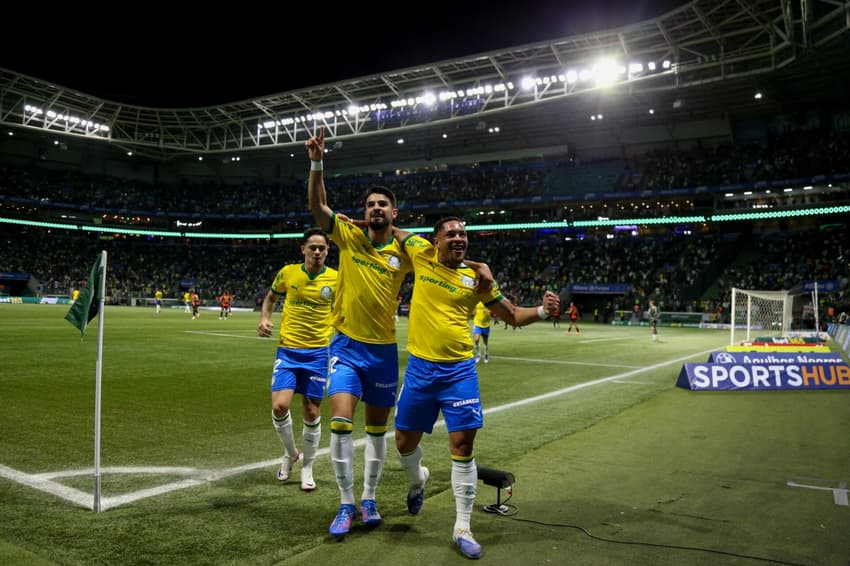 Palmeiras comemora gol diante do Sport (Foto: Marlon Costa/AGIF)