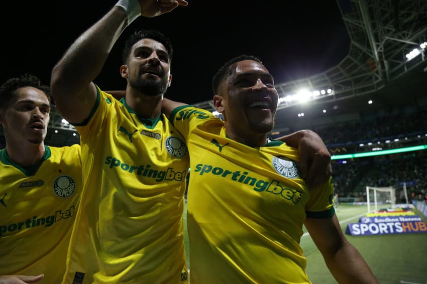 Flaco López e Vitor Roque, atacantes do Palmeiras (Foto: Marlon Costa/AGIF)