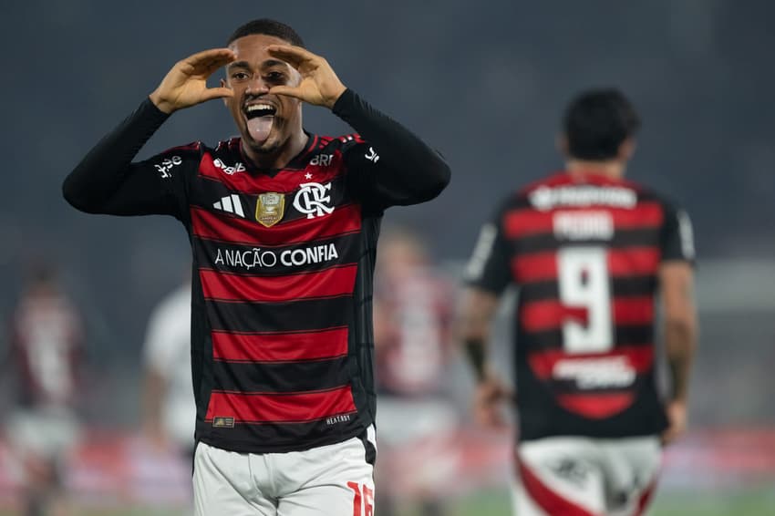 Samuel Lino comemora gol do Flamengo contra o Vitória (Foto: Jorge Rodrigues/AGIF)