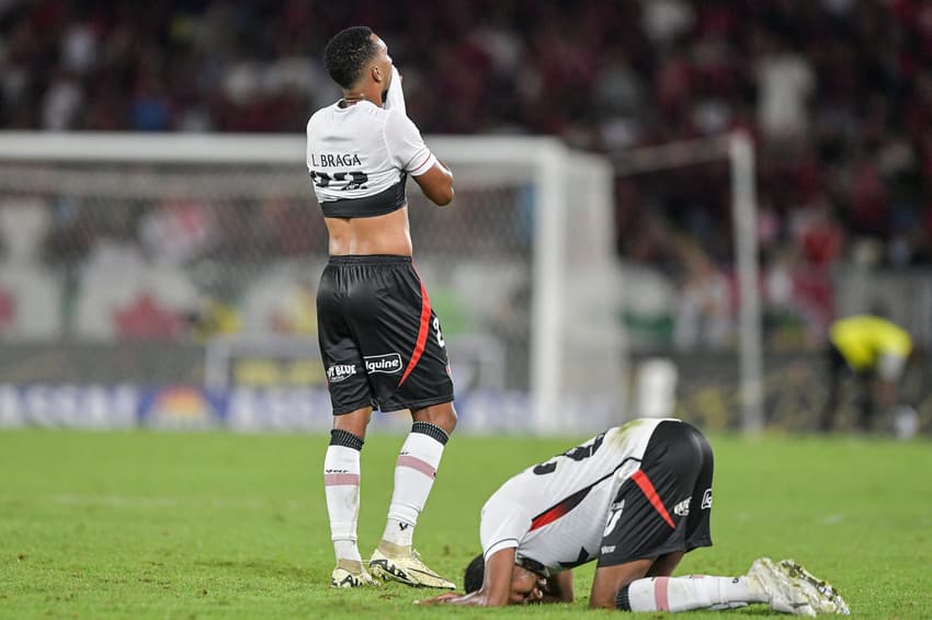 Jogadores do Vitória lamentam derrota no Maracanã (Foto: Thiago Ribeiro/AGIF)