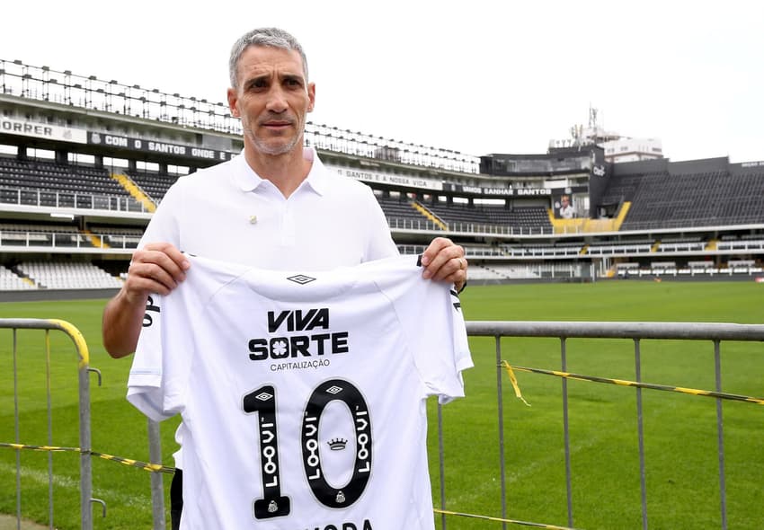 Vojvoda é presenteado com a camisa 10 de Neymar durante apresentação oficial. (Foto: Mauricio De Souza/AGIF)