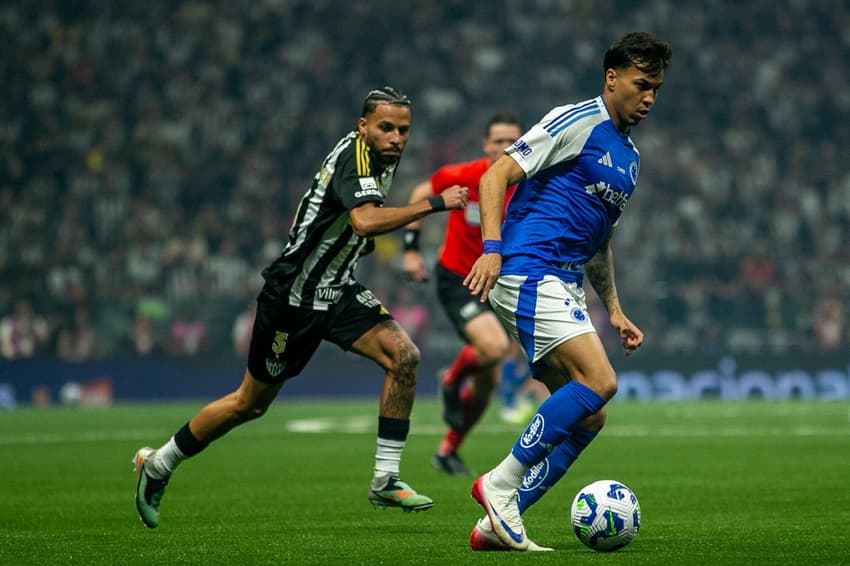 Kaio Jorge e Alexsander no jogo Atlético-MG x Cruzeiro (Foto: Fernando Moreno/AGIF)