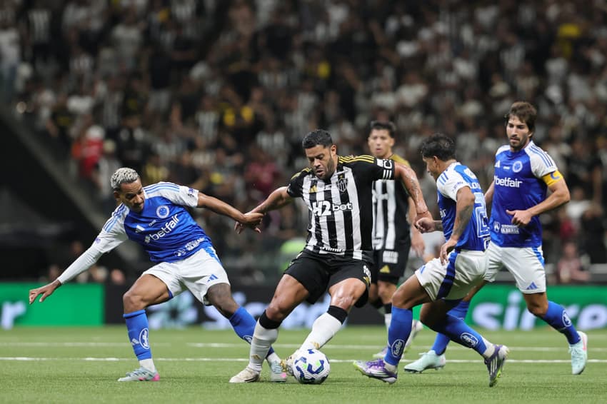 Hulk cercado por Matheus Pereira, Lucas Romero e Lucas Silva no Atlético-MG x Cruzeiro (Foto: Gilson Lobo/AGIF)