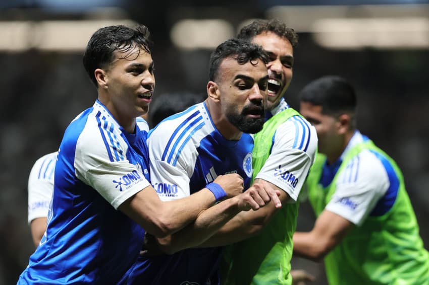 Fabrício Bruno e Kaio Jorge comemoram gol do Cruzeiro diante do Atlético-MG pela Copa do Brasil (Foto: Gilson Lobo/AGIF)