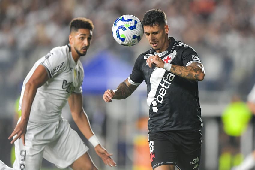 Lucas Freitas contra Chris Ramos em Vasco x Botafogo pela Copa do Brasil (Foto: Thiago Ribeiro/AGIF)