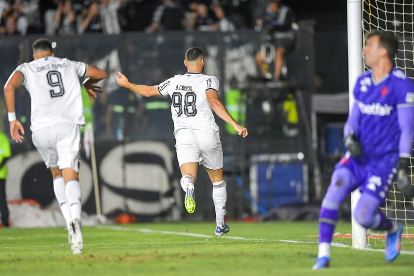 Arthur Cabral comemora gol do Botafogo diante do Vasco pela Copa do Brasil (Foto: Thiago Ribeiro/AGIF)