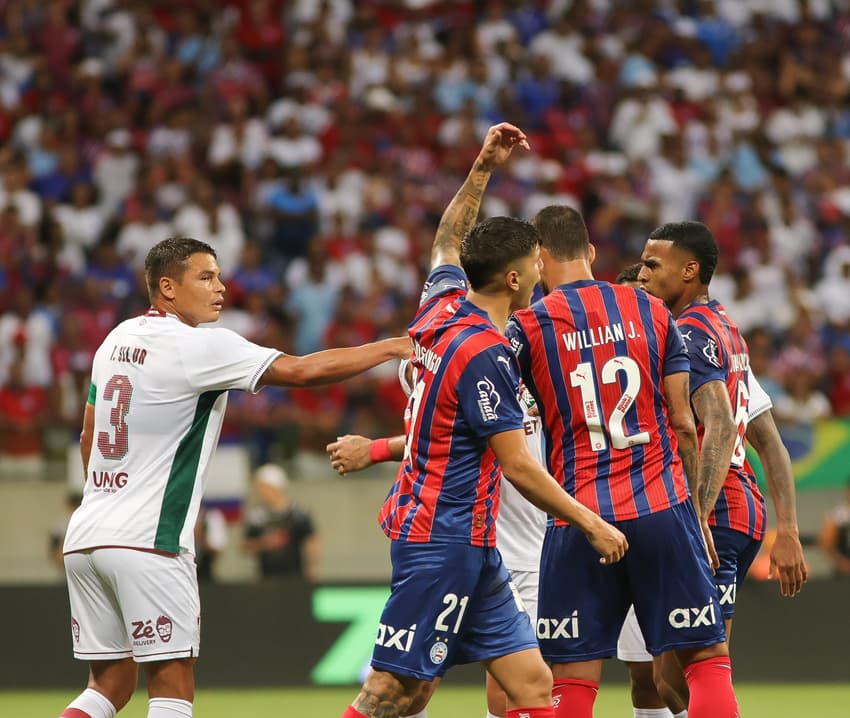 Jogadores de Bahia e Fluminense em atrito na Fonte Nova (Foto: Marcio Jose/AGIF)