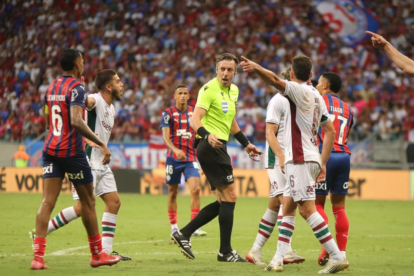 Raphael Claus em ação na partida entre Bahia e Fluminense (Foto: Marcio Jose/AGIF)