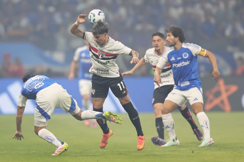 Villalba x Ferreirinha em Cruzeiro x São Paulo (Foto: Gilson Lobo/AGIF)