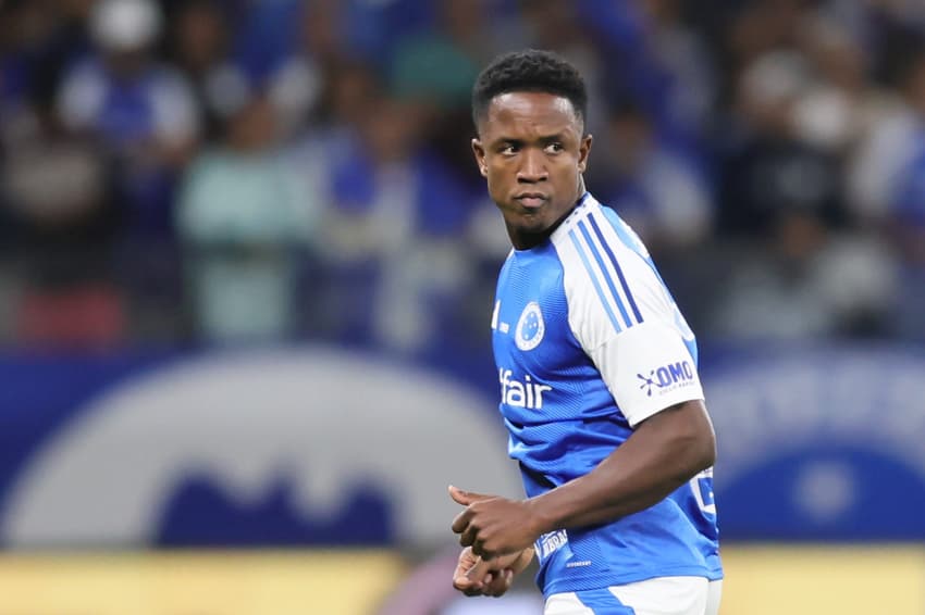 Atacante Sinisterra do Cruzeiro (Foto: Gilson Lobo/AGIF)