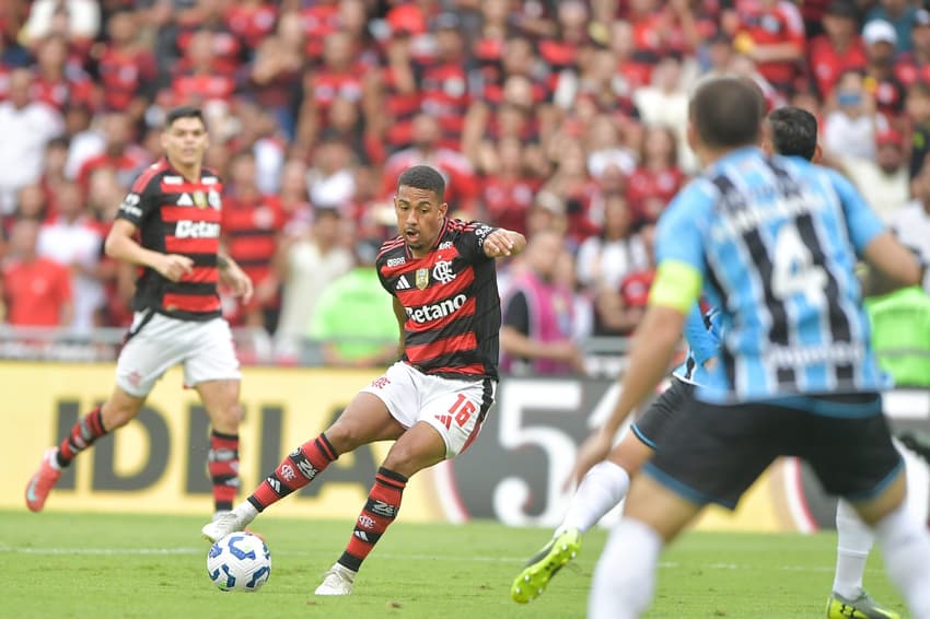 Samuel Lino em Flamengo x Grêmio (Foto: Thiago Ribeiro/AGIF)
