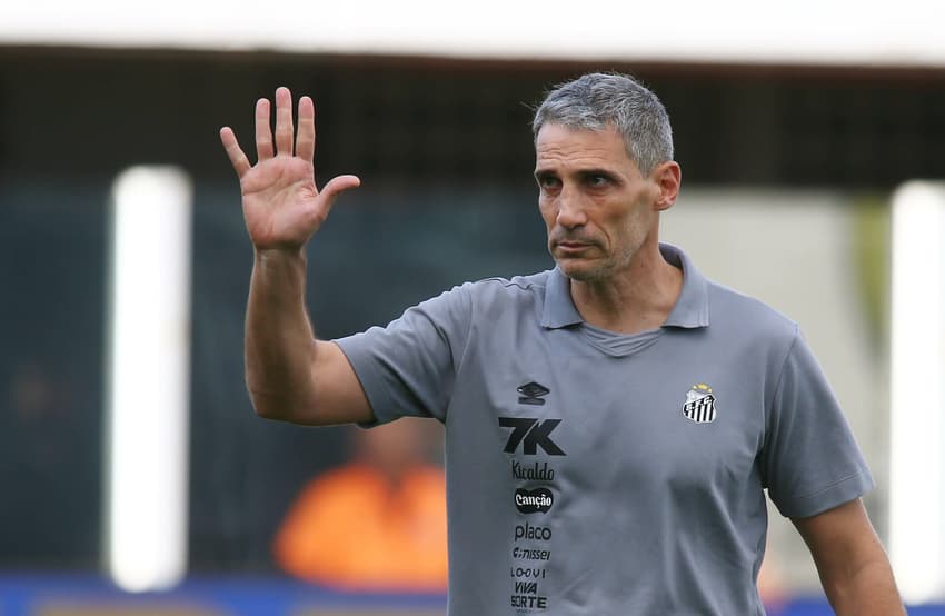 Vojvoda fez a estreia no comando do Santos diante do Fluminense. (Foto: Mauricio De Souza/AGIF)