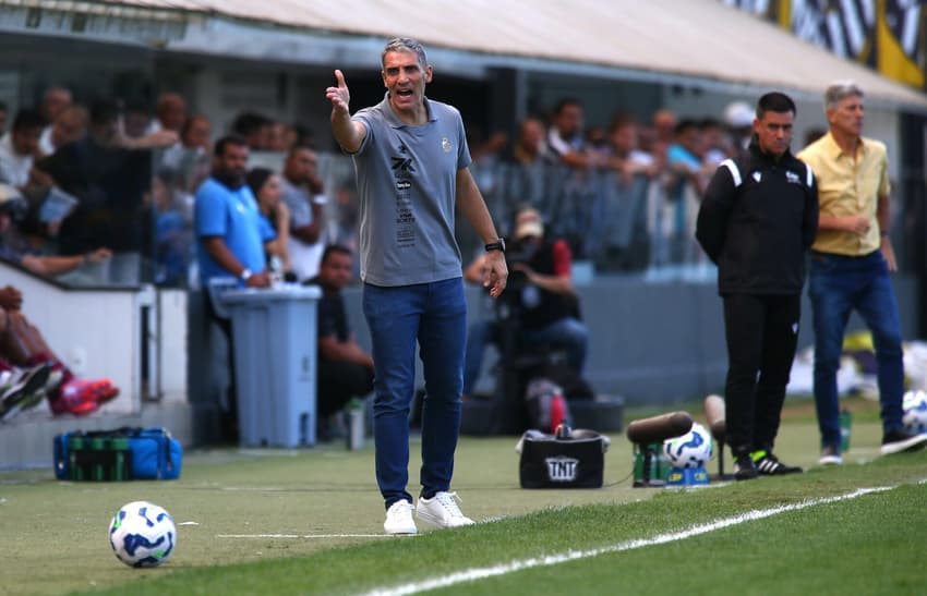 Vojvoda estreia no comando do Santos no duelo entre o Santos e o Fluminense. (Foto: Mauricio De Souza/AGIF)