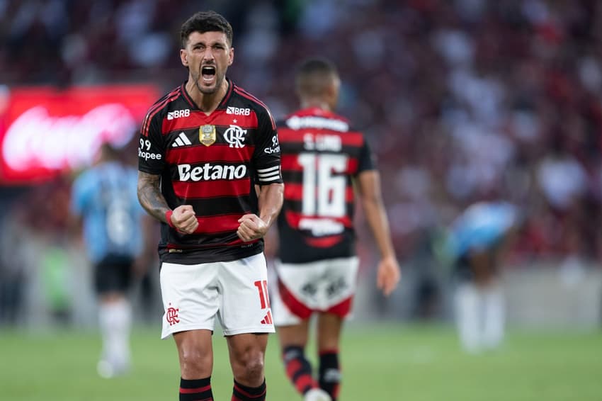 Arrascaeta comemora gol diante do Grêmio (Foto: Jorge Rodrigues/AGIF)