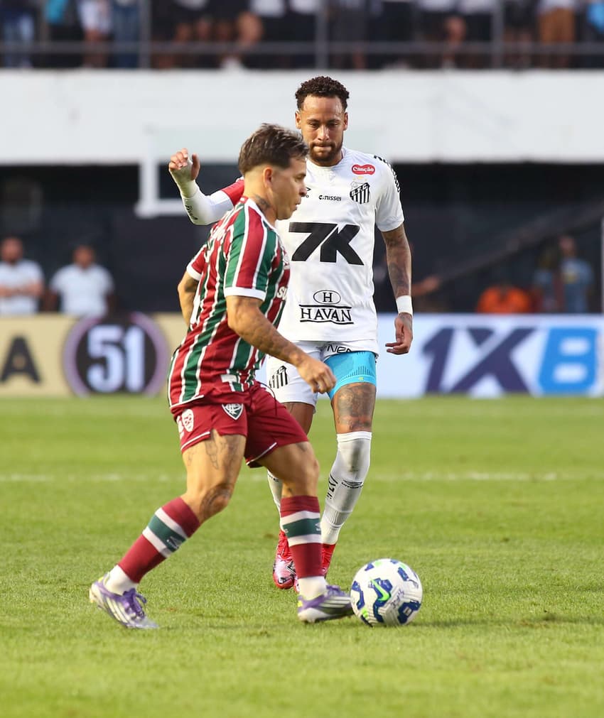 Soteldo e Neymar durante o duelo entre o Santos e o Fluminense, na Vila Belmiro. (Foto: Mauricio De Souza/AGIF)