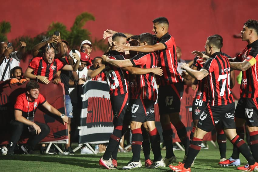 Vitória comemora gol diante do Atlético-MG (Foto: Marcio Jose/AGIF)