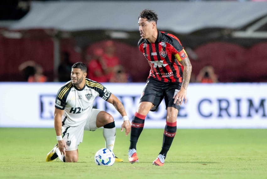 Hulk e Lucas Halter em ação no Barradão (Foto: Jhony Pinho/AGIF)