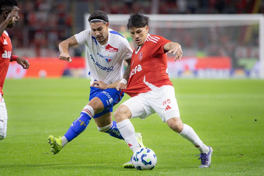 Alexandro Bernabei x Eros Mancuso em Internacional x Fortaleza (Foto: Maxi Franzoi/AGIF)