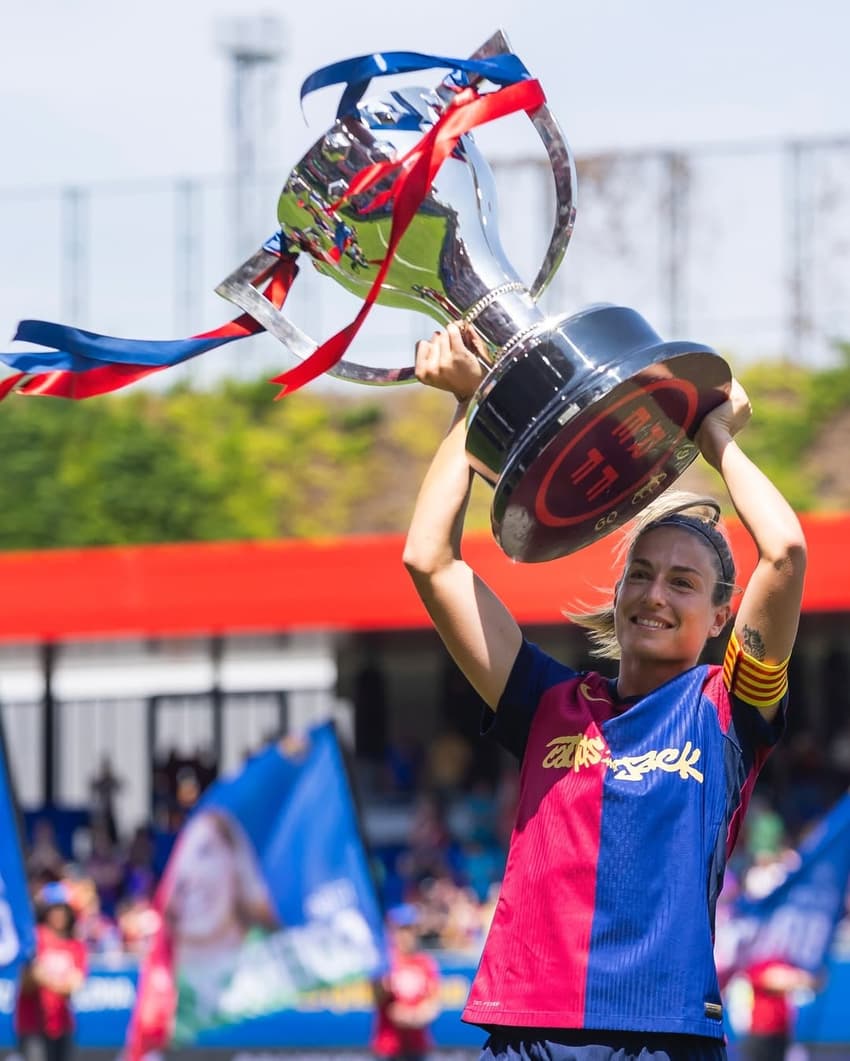 Alexia Putellas com a taça da Liga F