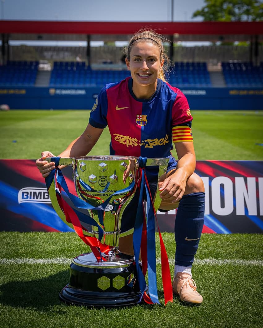 Alexia Putellas, do Barcelona, com a taça da Liga F (Foto: Reprodução/Liga F)