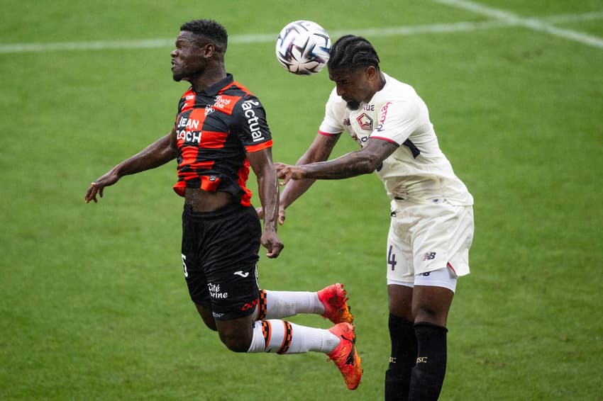 Alexsandro em ação pelo Lille contra o Lorient, pela Ligue 1