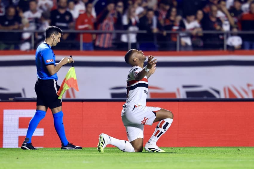 André Silva comemora seu gol no jogo do São Paulo contra o Atlético Nacional pela Libertadores
