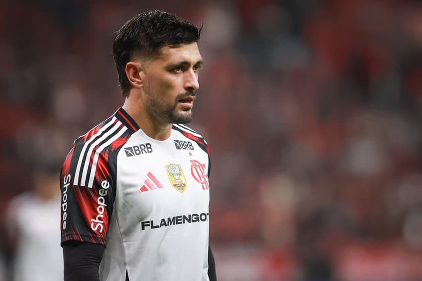 Arrascaeta em ação pelo Flamengo diante do Internacional, pela 20ª rodada do Brasileirão (Foto: Maxi Franzoi/AGIF)