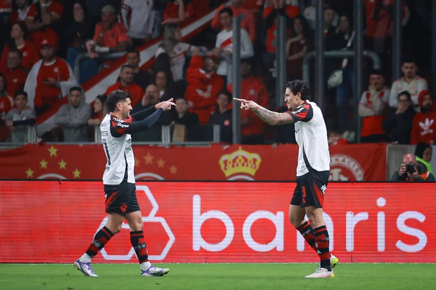Arrascaeta e Pedro comemoram gol do Flamengo diante do Internacional, pela 20ª rodada do Brasileirão (Foto: Maxi Franzoi/AGIF)