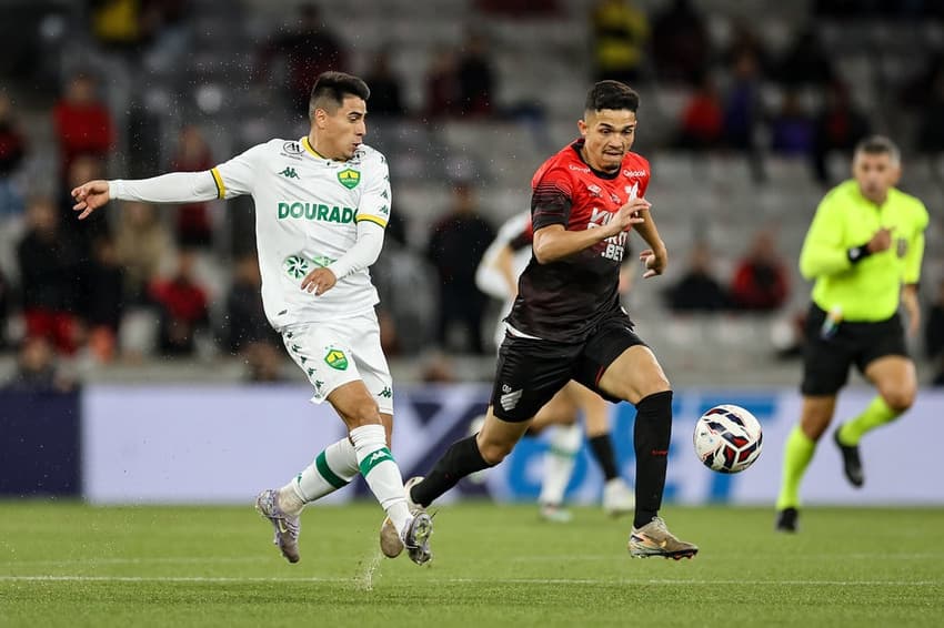 O zagueiro Arthur Dias (à direita), de 19 anos: revelação da base do Athletico-PR (Foto: Ascom / Dourado)