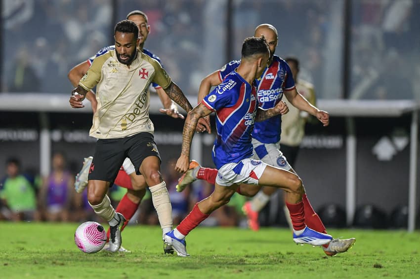 Alex Teixeira durante partida contra o Bahia pelo Campeonato Brasileiro A 2024 (Foto: Thiago Ribeiro/AGIF)
