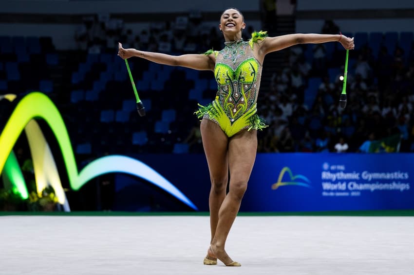 Barbara Domingos se apresenta com as maças no Mundial de Ginástica Rítmica de 2025 (Foto: Ivan Carvalho / CBG)