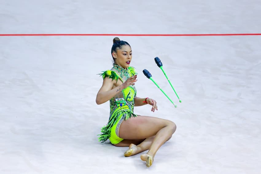 Barbara Domingos com as maças no Mundial de Ginástica Rítmica (Foto: Wander Roberto / CBG)