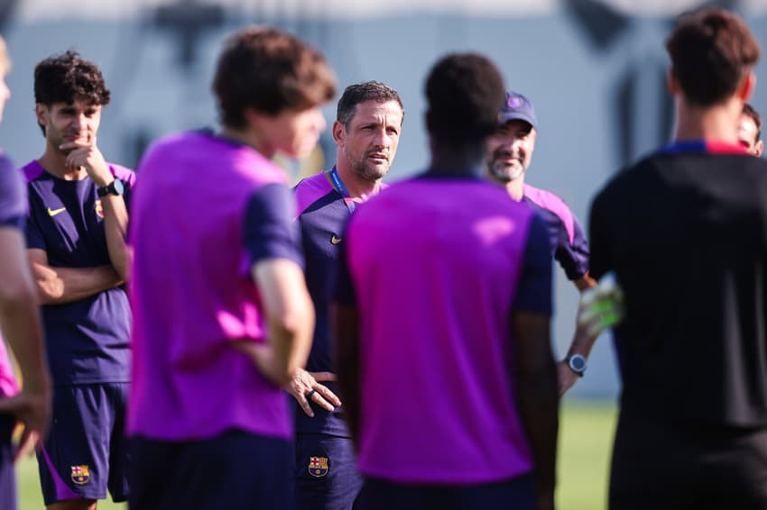 Belletti conversa com jogadores do Barcelona Sub-20