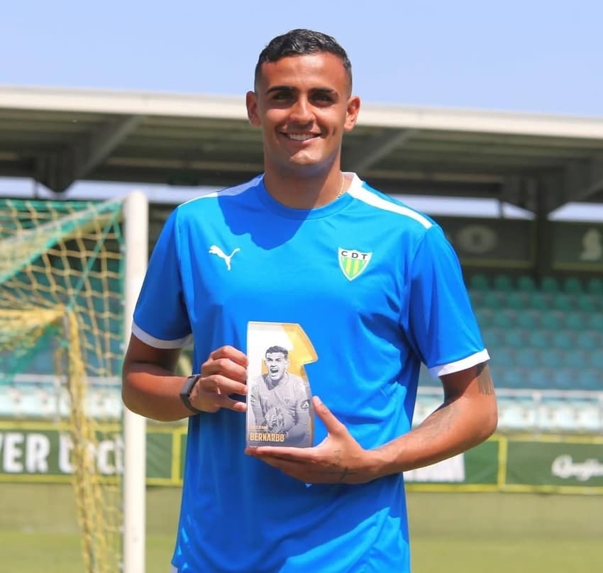 Bernardo Fontes com o prêmio de melhor goleiro da segunda divisão portuguesa da última temporada