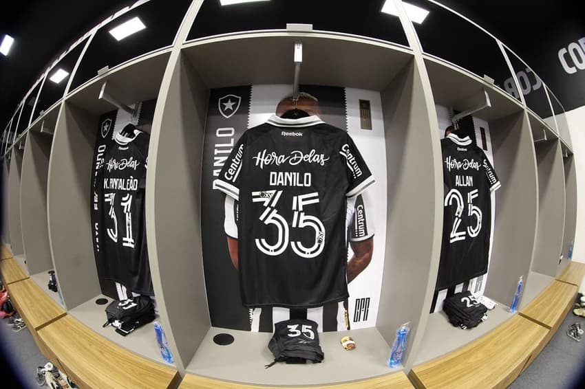 Botafogo modifica uniforme para campanha contra violência doméstica. (Foto: Vítor Silva BFR)