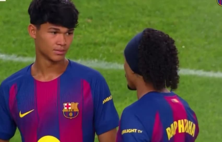 Atitude de Raphinha, do Barcelona, viralizou na Europa (Foto: Reprodução)