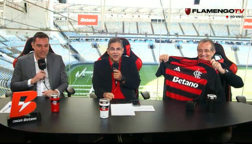 Presidente do Flamengo mostra camisa do Flamengo com novo patrocínio (Foto: reprodução Flamengo TV)