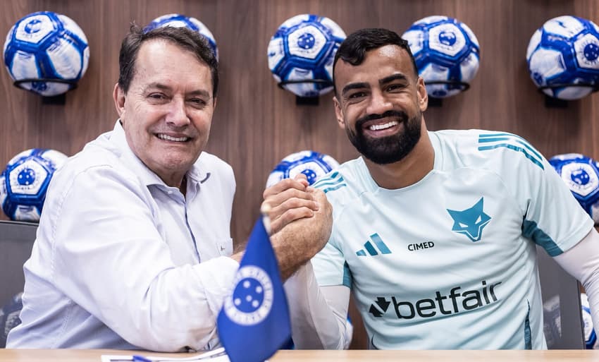 Zagueiro Fabrício Bruno com o dono da SAF do Cruzeiro Pedro Lourenço (Foto: Reprodução X/Cruzeiro)