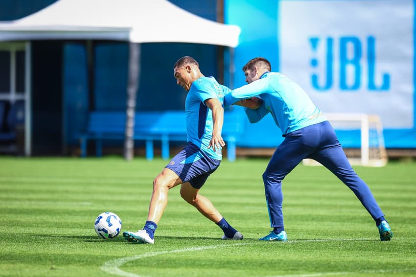 Carlos Vinícius e Kannemann disputam bola em treinamento do Grêmio. (Foto: Lucas Uebel/Grêmio FBPA)