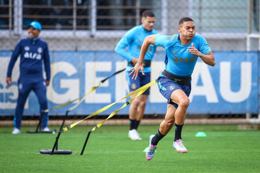 Carlos Vinícius é um dos desfalques do Grêmio contra o Atlético-MG. (Foto: Lucas Uebel/Grêmio FBPA)