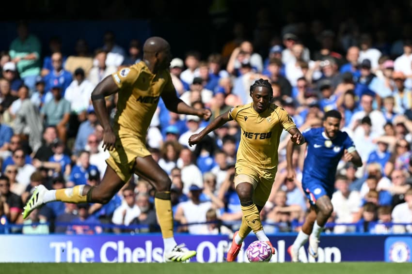 Eberiche Eze em ação pelo Crystal Palace, na estreia da Premier League (Foto: Justin Tallis / AFP)