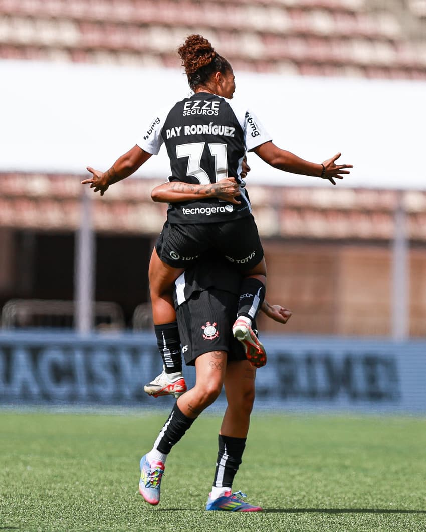 Jogadoras do Cotinthians comemoram o gol contra o São Paulo na semifinal do Brasileirão Feminino