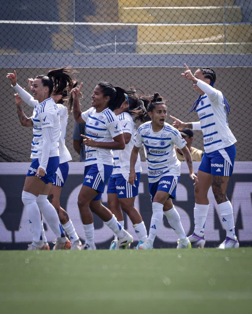 Cruzeiro comemora gol contra o Palmeiras pela semifinal do Brasileirão Feminino
