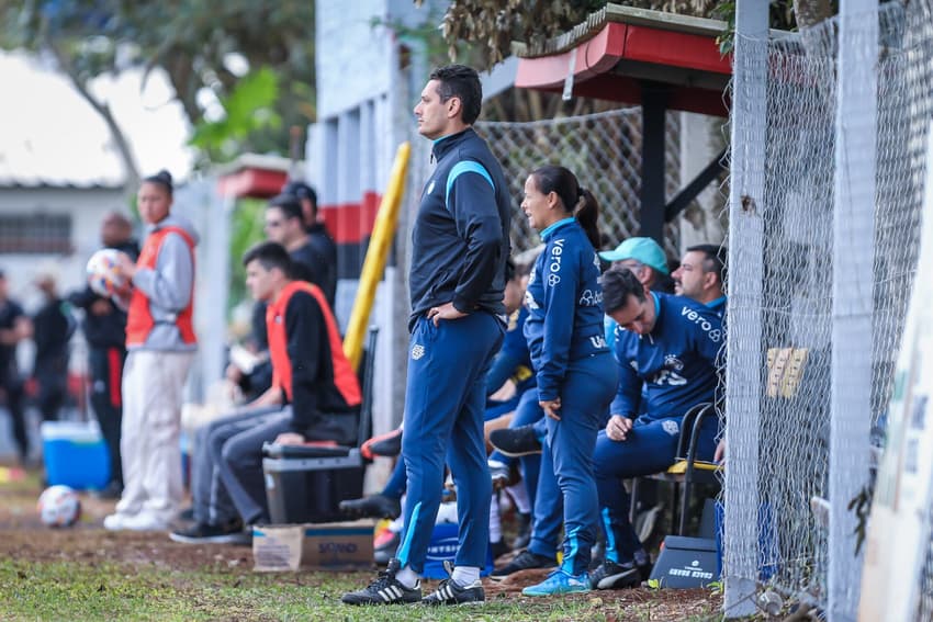 Cyro Leães, treinador do Grêmio Feminino, na partida contra o Flamengo de São Pedro, pelo Gauchão Feminino