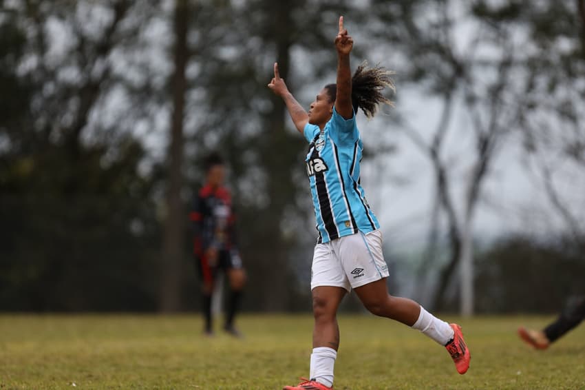 Drika comemora seu gol pelo Grêmio no jogo contra o Flamengo de São Pedro, pelo Gauchão Feminino