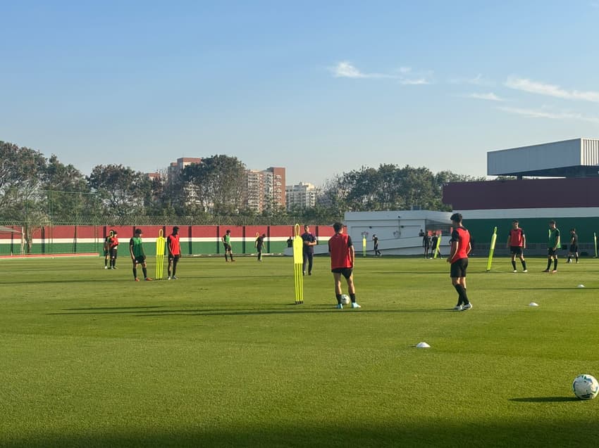Equipe do Barcelona sub-20 ouvindo Belletti (Foto: Tiago Mendes/Lance!)