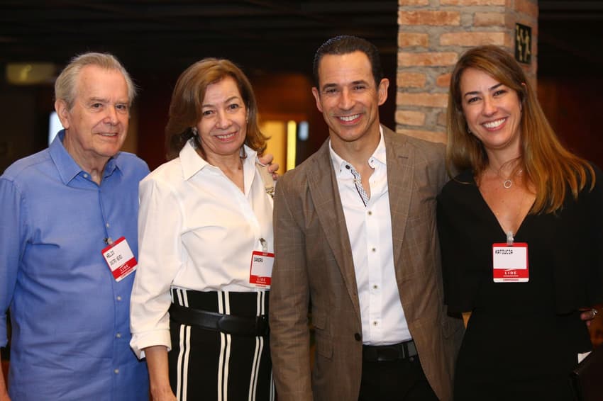 (Esq. para dir) Seu Helio, Dona Sandra, o piloto e Kati, a irmã Crédito: Acervo Castroneves Racing