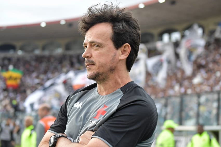 Fernando Diniz em campo na partida entre Vasco e Atlético-MG pelo Brasileirão